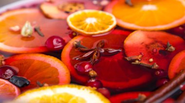 Baharatlı ve meyveli şarap, yakın plan..