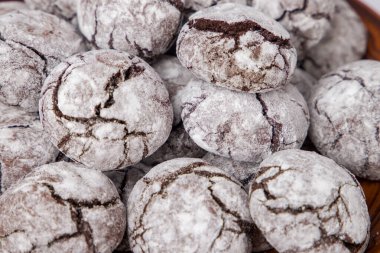 Tahta arka planda çikolatalı kurabiyeler. Seçici odaklanma. Brownie kurabiyeleri.