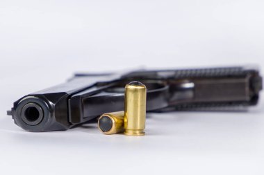 Tabanca ve travmatik mermiler. Nefsi müdafaa. Ucuna odaklan..