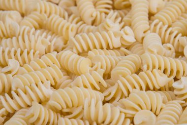 Fusilli makarna yakın plan. Seçici odak.