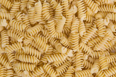 Fusilli makarna arka planı. İtalyan makarnası yakın çekim..