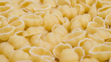 Pişmemiş gnocchi makarna yakın çekim.