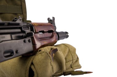 Beyaz arkaplanda kırpma yolu olan bir makineli tüfeğin yakın plan görüntüsü