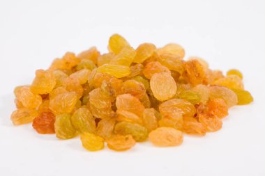 Beyaz arka planda kurumuş kuru üzümler, yakın plan, seçici odak