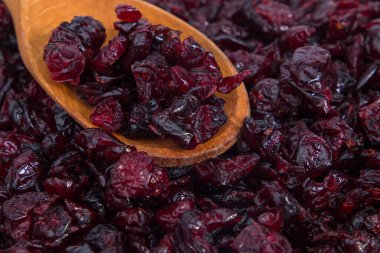 Tahta kaşıkta kurumuş yaban mersini. Seçici odak.