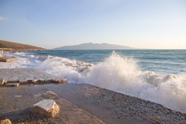 Yunanistan 'ın Girit sahilinde gün batımında deniz dalgaları kırılıyor