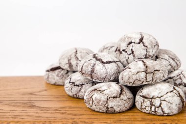 Tahta masadaki çikolatalı kurabiyeler, seçici odak