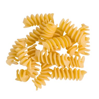 Pişmemiş İtalyan makarna fusili beyaz arka planda izole edilmiş. Üst görünüm