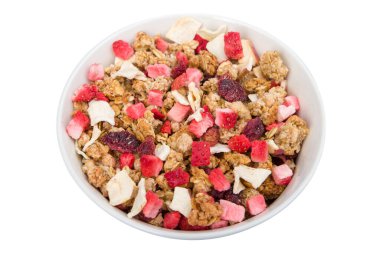 Beyaz arka planda kurumuş meyveli müsli kasesi.