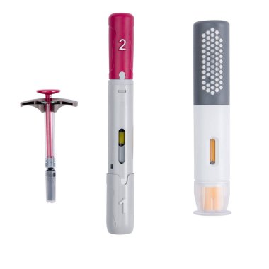 Enjeksiyon kalemleri ve şırıngalar beyaza izole edildi.