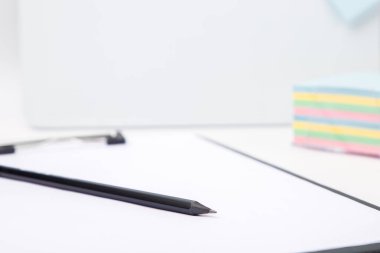 Kalem ve not defteri, metin için kopyalama alanı olan masanın üzerinde.