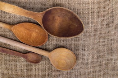Çuval bezinde eski tahta kaşıklar.