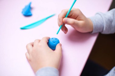 Yumuşak plastikinle oynayan çocuk, seçici odaklanma.