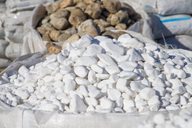 Dekoratif beyaz çakıl taşları, küçük boyutta