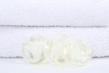 Beyaz giysileri yıkamak için deterjan kapsülleri. 