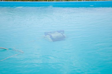 Otomatik robot yüzme havuzunu su altında temizliyor. Havuz temizliği. Seçici odak.