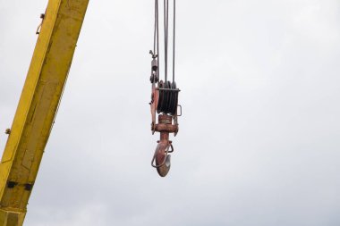 İnşaat alanında turna kancası bulutlu gökyüzüne karşı, fotoğrafa yakın.