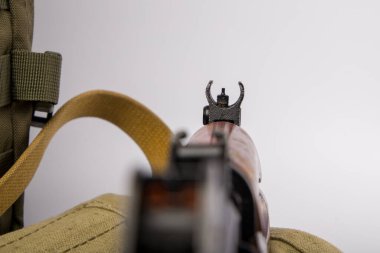 Makineli tüfeğin namlusu yaklaş. Seçici odaklanma. Sığ alan derinliği.