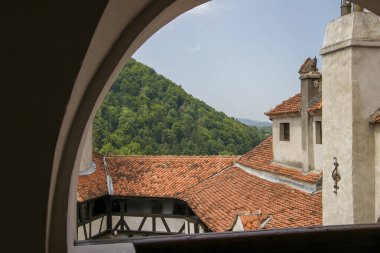 Pencereden Romanya 'nın eski kentine bak