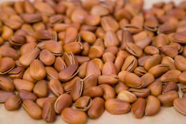 Ahşap arka planda çam fıstığı. Yakın plan çekim. Seçici odak.