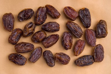 Kahverengi kağıtta meyveler var. Üst Manzara. Boşluğu kopyala.