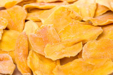 Kurutulmuş mango dilimlerine yakın çekim. Seçici odak.