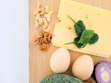 Peynir, dilimlenmiş soğan, ıspanak yaprakları ve lezzetli fındıklar.. 