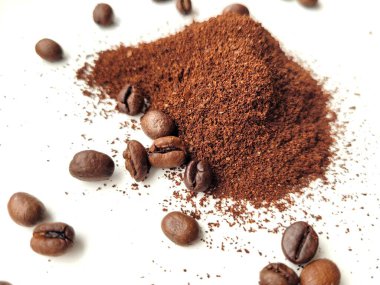 Aromatik kahve çekirdekleri ve parlak bir arka planda ham toz..