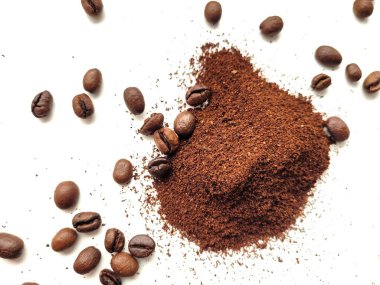 Aromatik kahve çekirdekleri ve koyu yığın.