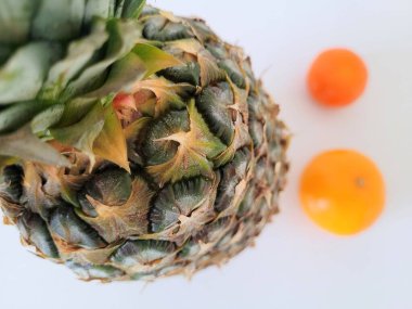 Bir ananas, portakal ve mandalina..