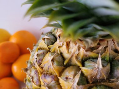 Ananas ve bir sürü lezzetli portakal..