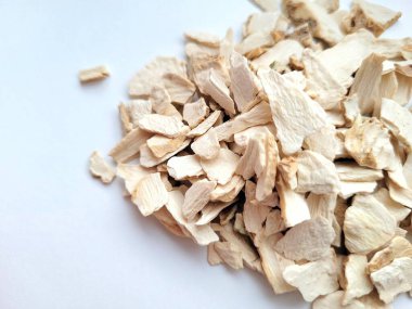 Kurutulmuş ve dilimlenmiş yaban turpu yığını.