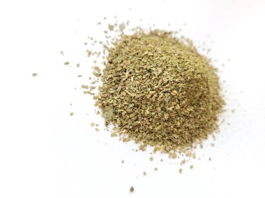 Kurumuş ve doğranmış defne yaprakları yığını.