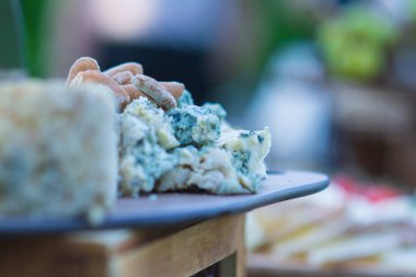 Domatesli çeşitli peynir tahtası.