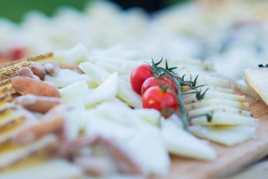 Ekmek ve domatesli çeşitli peynir tahtası.