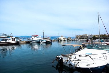 Korfu Adası, Yunanistan: 02-10-20212: Korfu Eski Kenti yakınlarındaki Corfu limanının güzel manzarası. Korfu Adası, Yunanistan.