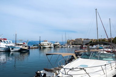 Korfu Adası, Yunanistan: 02-10-20212: Korfu Eski Kenti yakınlarındaki Corfu limanının güzel manzarası. Korfu Adası, Yunanistan.