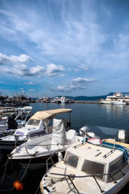 Korfu Adası, Yunanistan: 02-10-20212: Korfu Eski Kenti yakınlarındaki Corfu limanının güzel manzarası. Korfu Adası, Yunanistan.