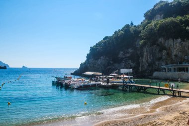Korfu Adası, Yunanistan: 07-10-20212: Güzel Palaiokastritsa Körfezi manzarası, ikonik cennet kumsalı