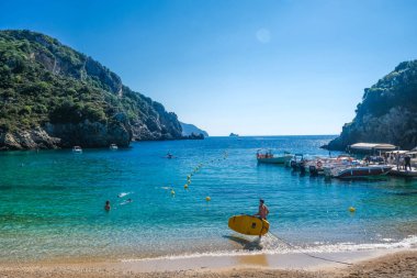 Korfu Adası, Yunanistan: 07-10-20212: Güzel Palaiokastritsa Körfezi manzarası, ikonik cennet kumsalı