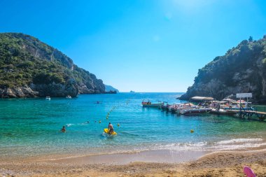 Korfu Adası, Yunanistan: 07-10-20212: Güzel Palaiokastritsa Körfezi manzarası, ikonik cennet kumsalı