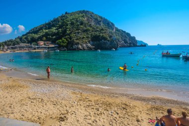 Korfu Adası, Yunanistan: 07-10-20212: Güzel Palaiokastritsa Körfezi manzarası, ikonik cennet kumsalı