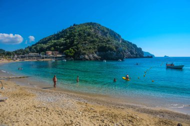 Korfu Adası, Yunanistan: 07-10-20212: Güzel Palaiokastritsa Körfezi manzarası, ikonik cennet kumsalı