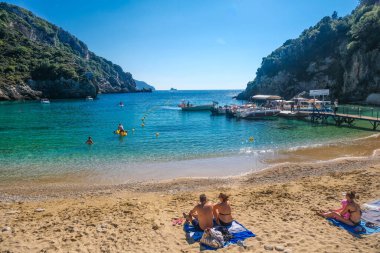 Korfu Adası, Yunanistan: 07-10-20212: Güzel Palaiokastritsa Körfezi manzarası, ikonik cennet kumsalı