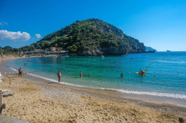 Korfu Adası, Yunanistan: 07-10-20212: Güzel Palaiokastritsa Körfezi manzarası, ikonik cennet kumsalı