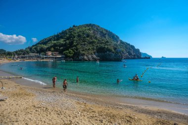 Korfu Adası, Yunanistan: 07-10-20212: Güzel Palaiokastritsa Körfezi manzarası, ikonik cennet kumsalı