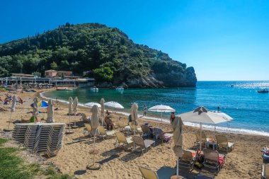 Korfu Adası, Yunanistan: 07-10-20212: Güzel Palaiokastritsa Körfezi manzarası, ikonik cennet kumsalı