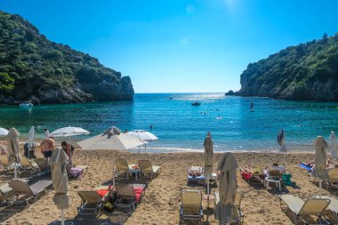 Korfu Adası, Yunanistan: 07-10-20212: Güzel Palaiokastritsa Körfezi manzarası, ikonik cennet kumsalı