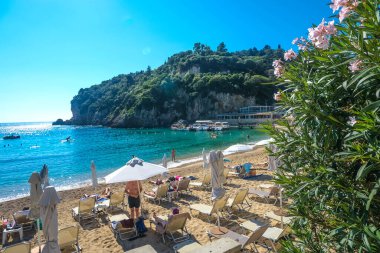 Korfu Adası, Yunanistan: 07-10-20212: Güzel Palaiokastritsa Körfezi manzarası, ikonik cennet kumsalı