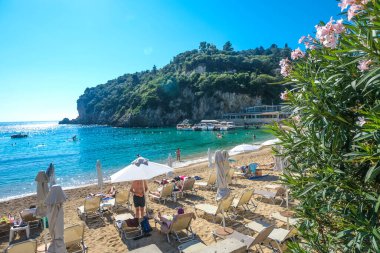 Korfu Adası, Yunanistan: 07-10-20212: Güzel Palaiokastritsa Körfezi manzarası, ikonik cennet kumsalı